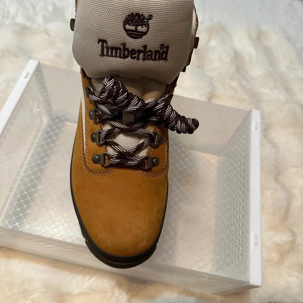 Timberland• Classic Men's Brown and Cream Boots•9.5